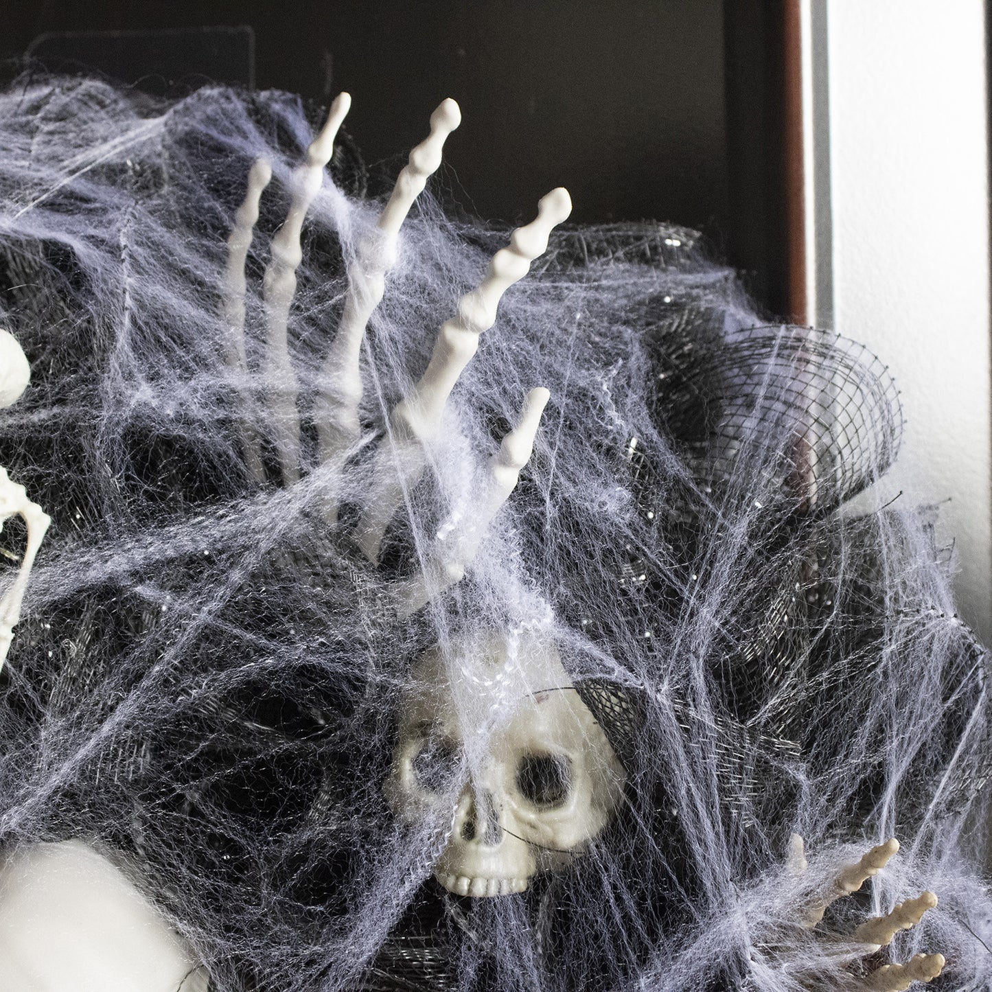 💀🕸️ Guirnalda Calaveras con Malla Negra 2026 – Decoración Terrorífica para Halloween 🎃✨