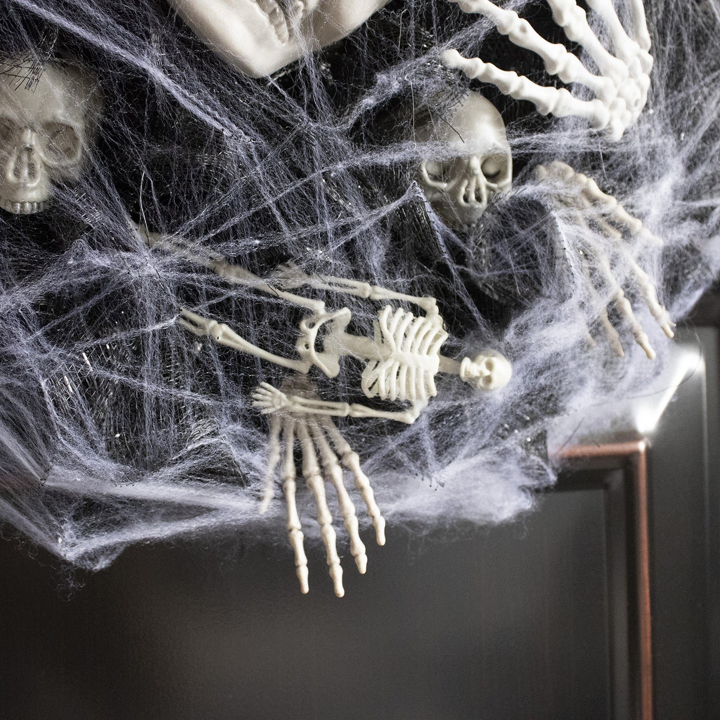 💀🕸️ Guirnalda Calaveras con Malla Negra 2026 – Decoración Terrorífica para Halloween 🎃✨