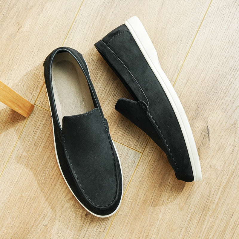 Mocasines slip-on de gamuza para hombre — Diseño cómodo con punta redonda y suela plana