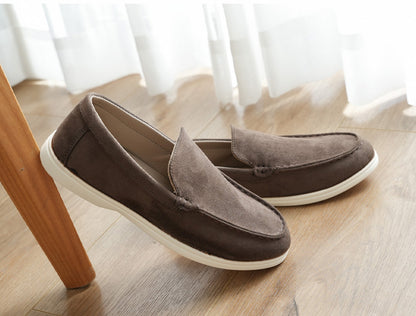Mocasines slip-on de gamuza para hombre — Diseño cómodo con punta redonda y suela plana