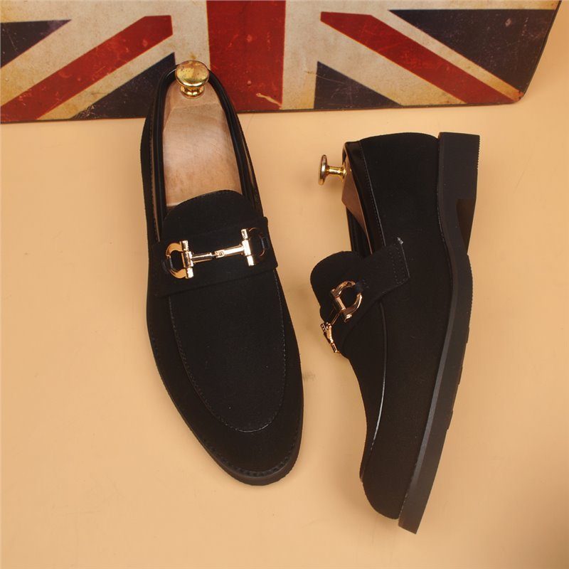Zapatos de hombre en cuero sintético — Estilo coreano con punta afilada y plantilla elevadora