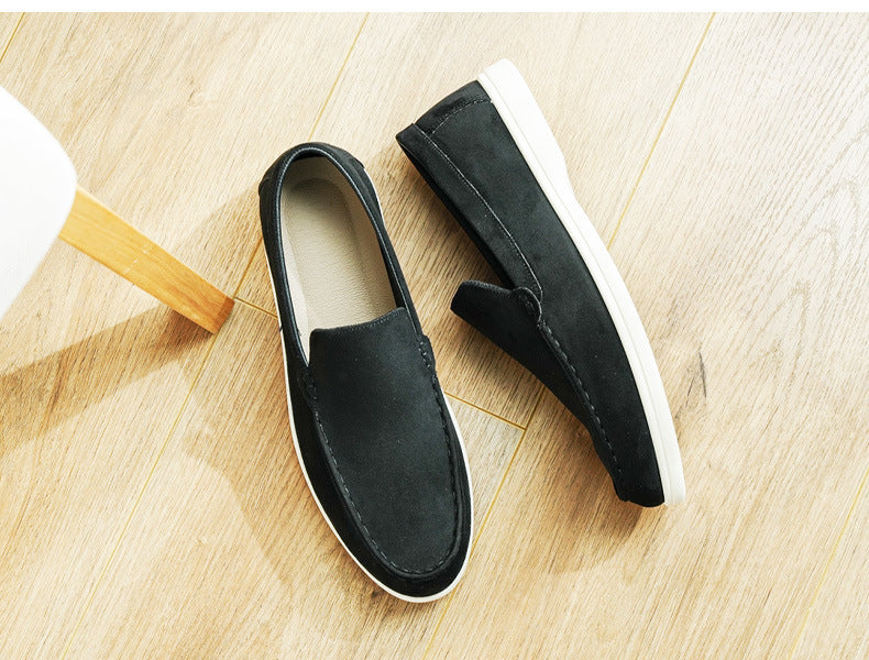 Mocasines slip-on de gamuza para hombre — Diseño cómodo con punta redonda y suela plana