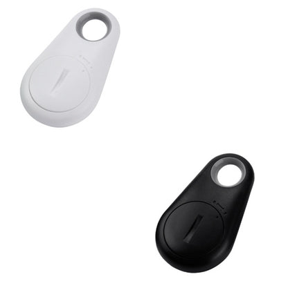 Localizador inteligente Bluetooth antipérdida en plástico ABS, compacto y ligero, color negro, visto en primer plano.