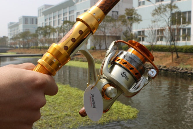 Carrete de pesca YUMOSHI 12BB ultraligero con mango de madera y cuerpo metálico