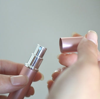Frasco recargable de perfume de 5 ml con botella interior de vidrio y funda de aluminio, diseño compacto y resistente disponible en varios colores para uso portátil diario.