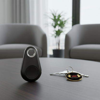Localizador inteligente Bluetooth antipérdida en plástico ABS, compacto y ligero, color negro, visto en primer plano.