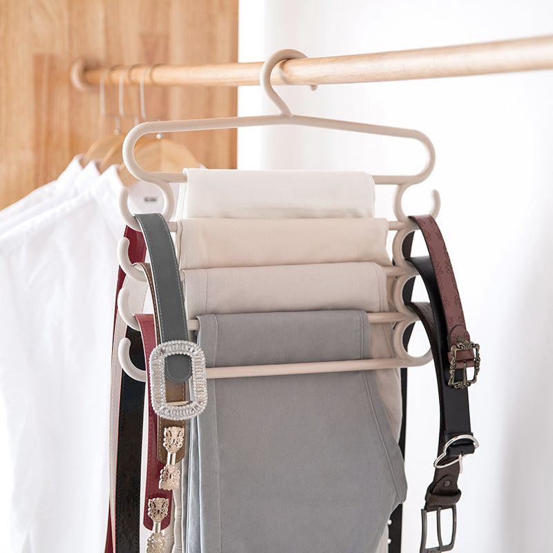 Perchero organizador de acero inoxidable con cinco barras antideslizantes para colgar ropa y ahorrar espacio.