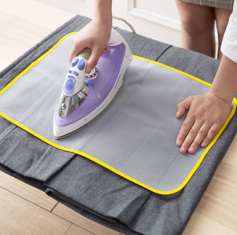 Malla protectora resistente al calor para planchar prendas delicadas sin quemaduras ni marcas.