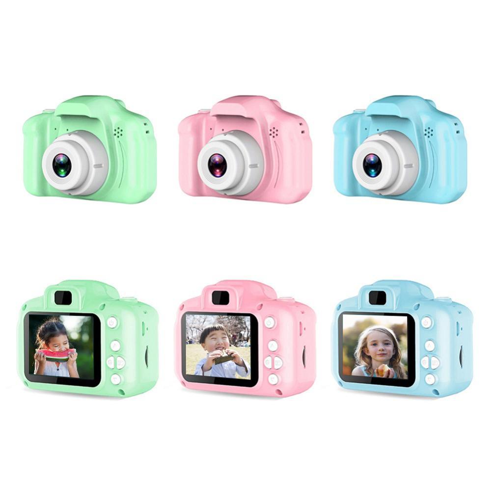 Cámara digital infantil impermeable con pantalla LCD de 2.3 pulgadas, 800 W píxeles y diseño resistente a golpes para fotos y vídeos.