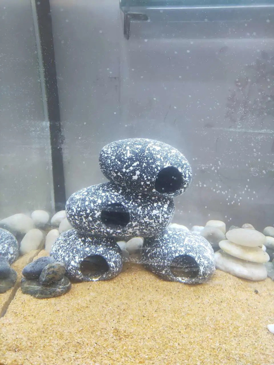 Piedra decorativa para acuarios – refugio natural para peces y gambas