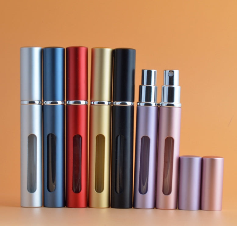Frasco recargable de perfume de 5 ml con botella interior de vidrio y funda de aluminio, diseño compacto y resistente disponible en varios colores para uso portátil diario.