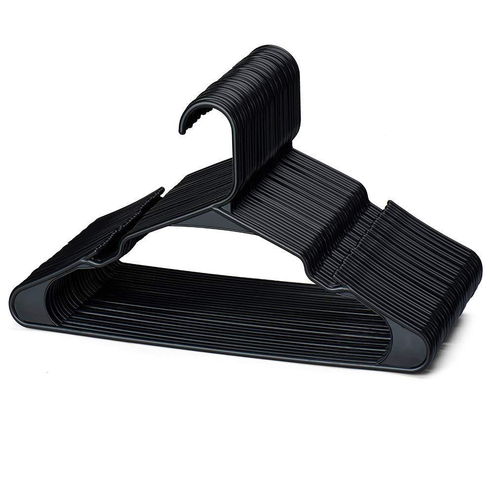 Percha de plástico resistente con diseño liso y ganchos laterales antideslizantes para ropa con tirantes.