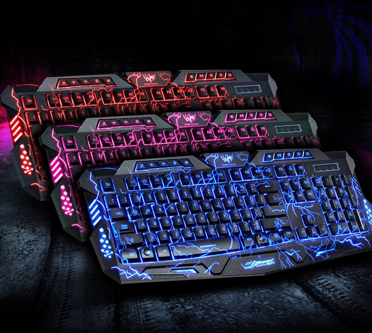 Teclado gaming J10 con retroiluminación tricolor, 108 teclas y conexión USB con ratón incluido.