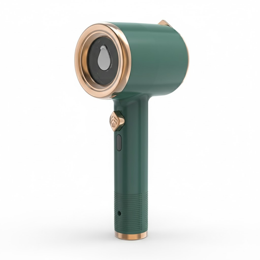 Mini plancha de vapor portátil con panel de titanio y depósito visible de 50 ml para uso en viajes.