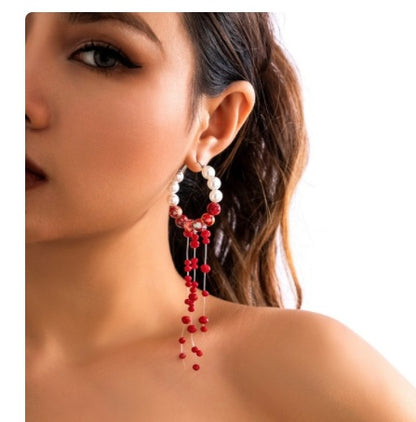 Collar gótico de perlas sintéticas hecho a mano con cuentas acrílicas y diseño geométrico en color blanco K.