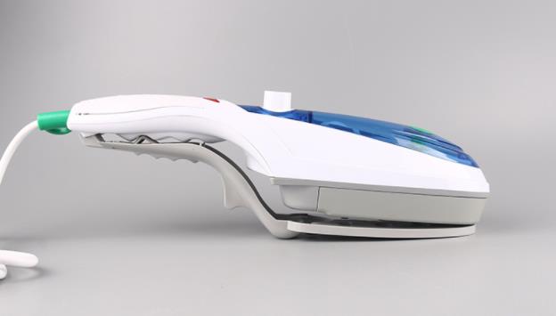 Plancha de vapor portátil con cepillo integrado para eliminar arrugas de forma rápida en viajes o uso doméstico.