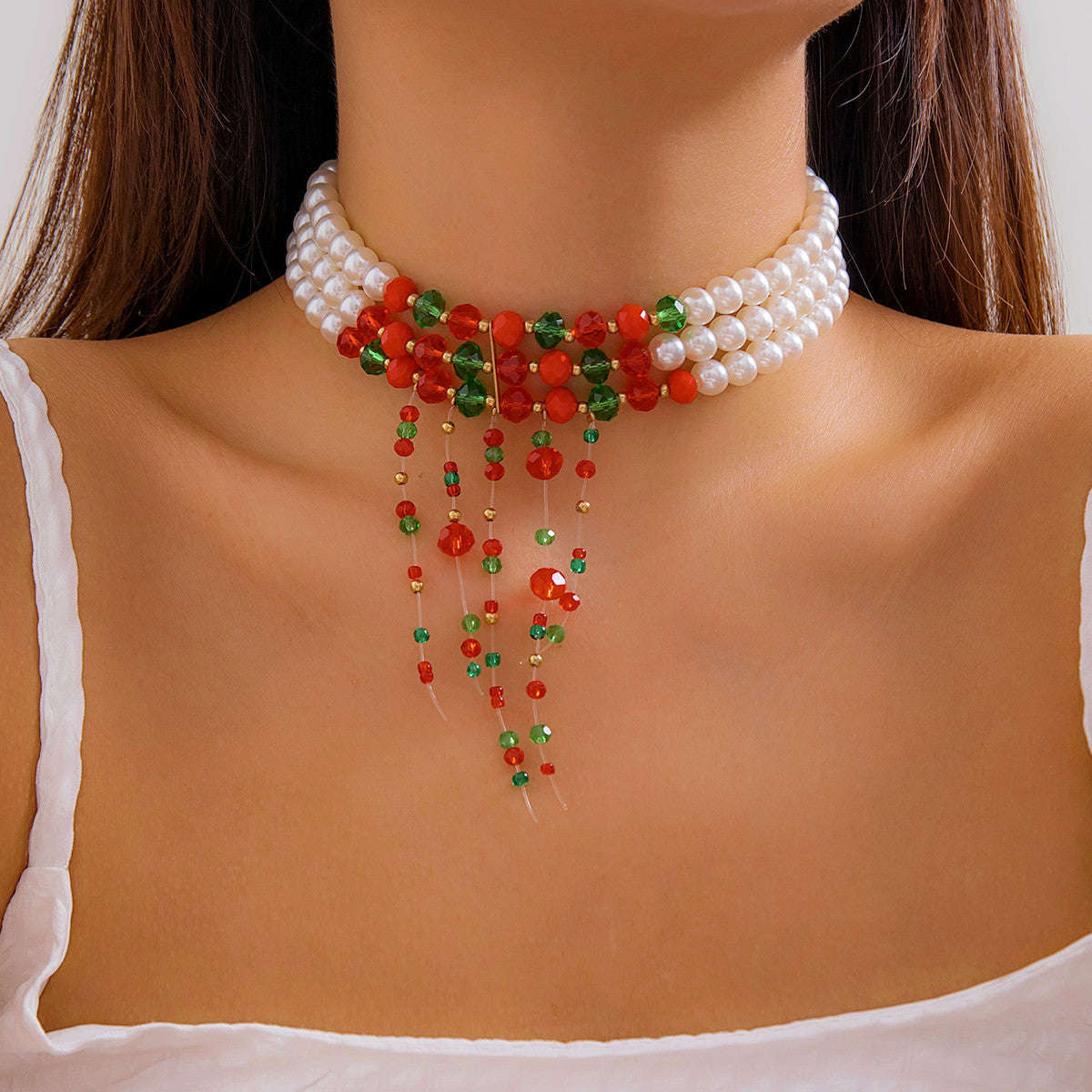 Collar gótico de perlas sintéticas hecho a mano con cuentas acrílicas y diseño geométrico en color blanco K.
