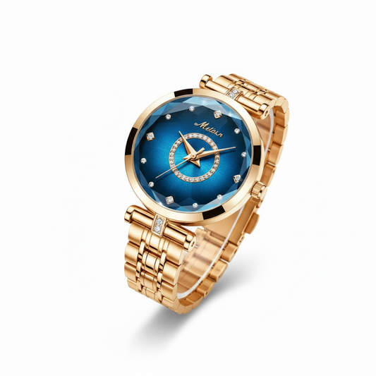 Reloj analógico para mujer con esfera azul facetada y correa metálica dorada, diseño elegante y moderno para uso diario.