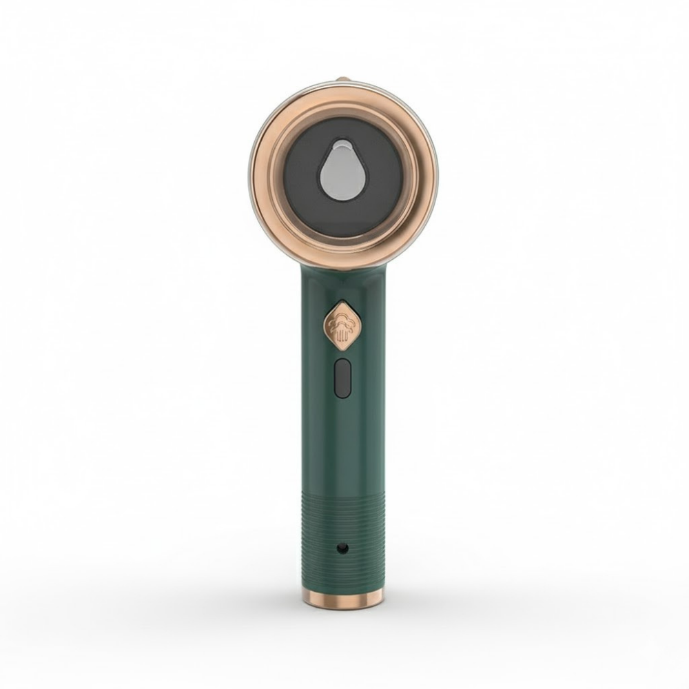 Mini plancha de vapor portátil con panel de titanio y depósito visible de 50 ml para uso en viajes.