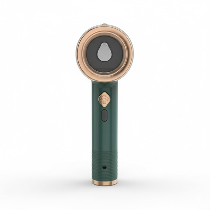 Mini plancha de vapor portátil con panel de titanio y depósito visible de 50 ml para uso en viajes.