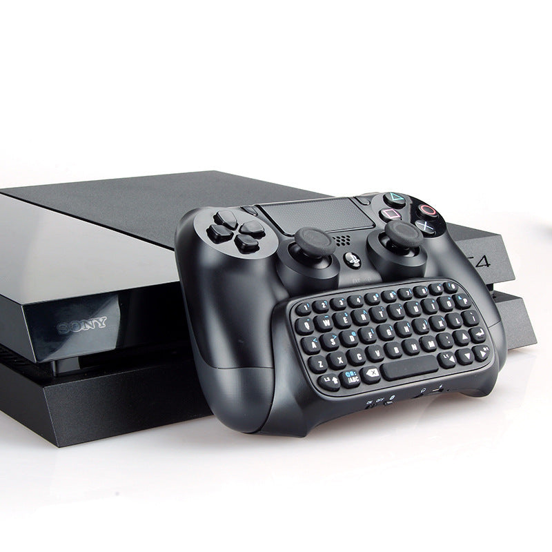 Teclado Bluetooth integrado para mando PS4, diseño compacto en ABS con teclas dedicadas, batería de litio 200 mAh y conexión inalámbrica estable para mensajería y navegación.