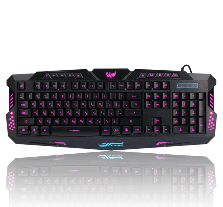 Teclado gaming J10 con retroiluminación tricolor, 108 teclas y conexión USB con ratón incluido.