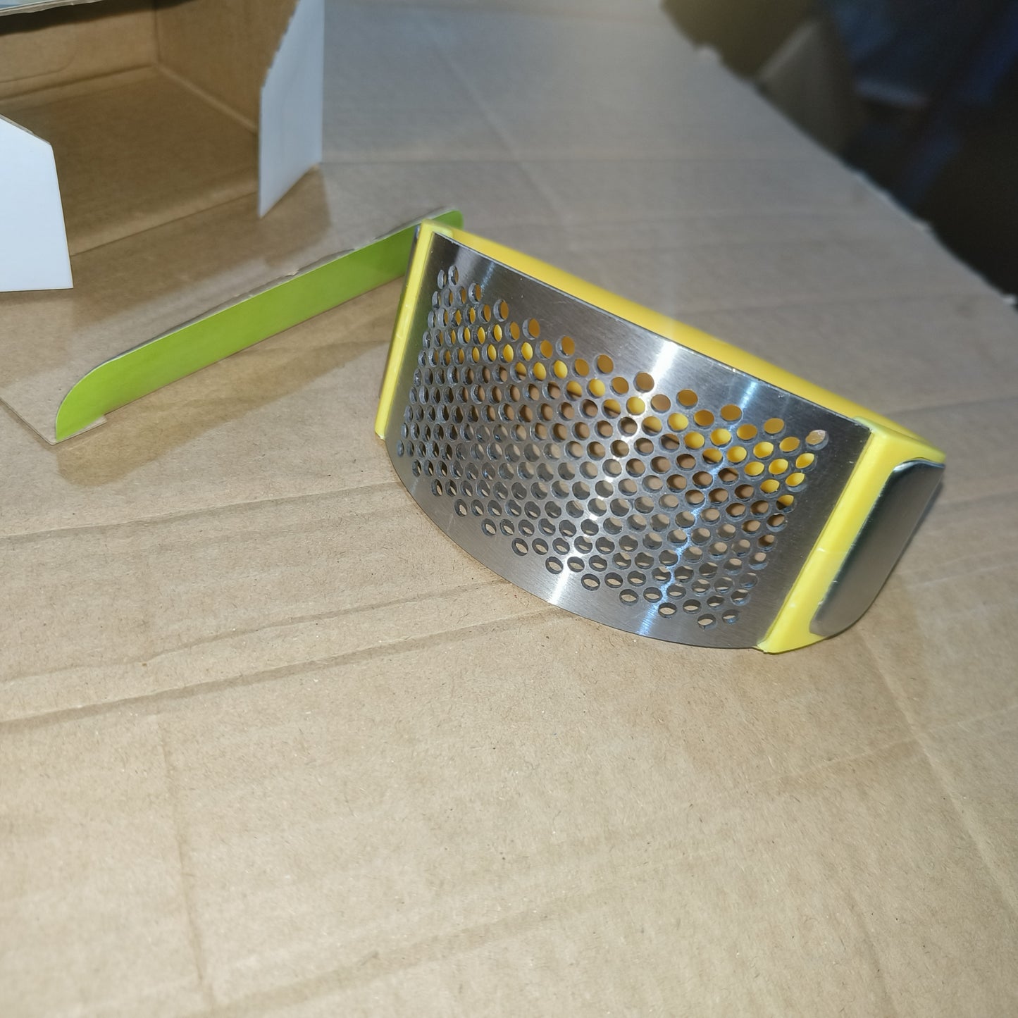 Prensador de ajo de acero inoxidable — Herramienta manual ergonómica