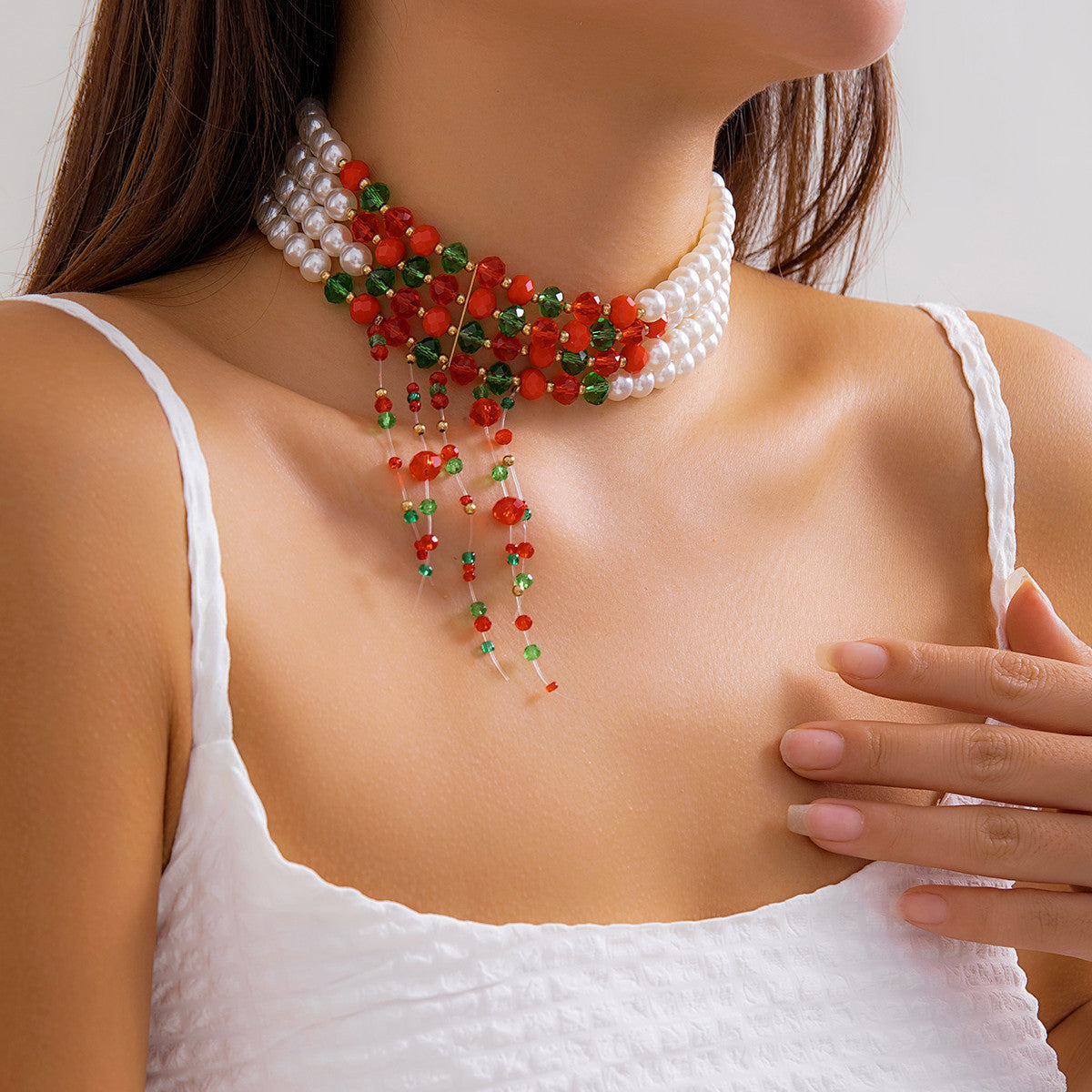 Collar gótico de perlas sintéticas hecho a mano con cuentas acrílicas y diseño geométrico en color blanco K.