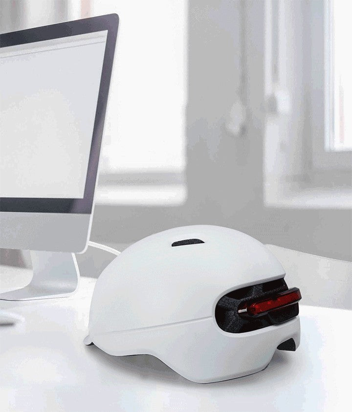 Casco inteligente con luz LED trasera – Seguridad urbana con batería recargable