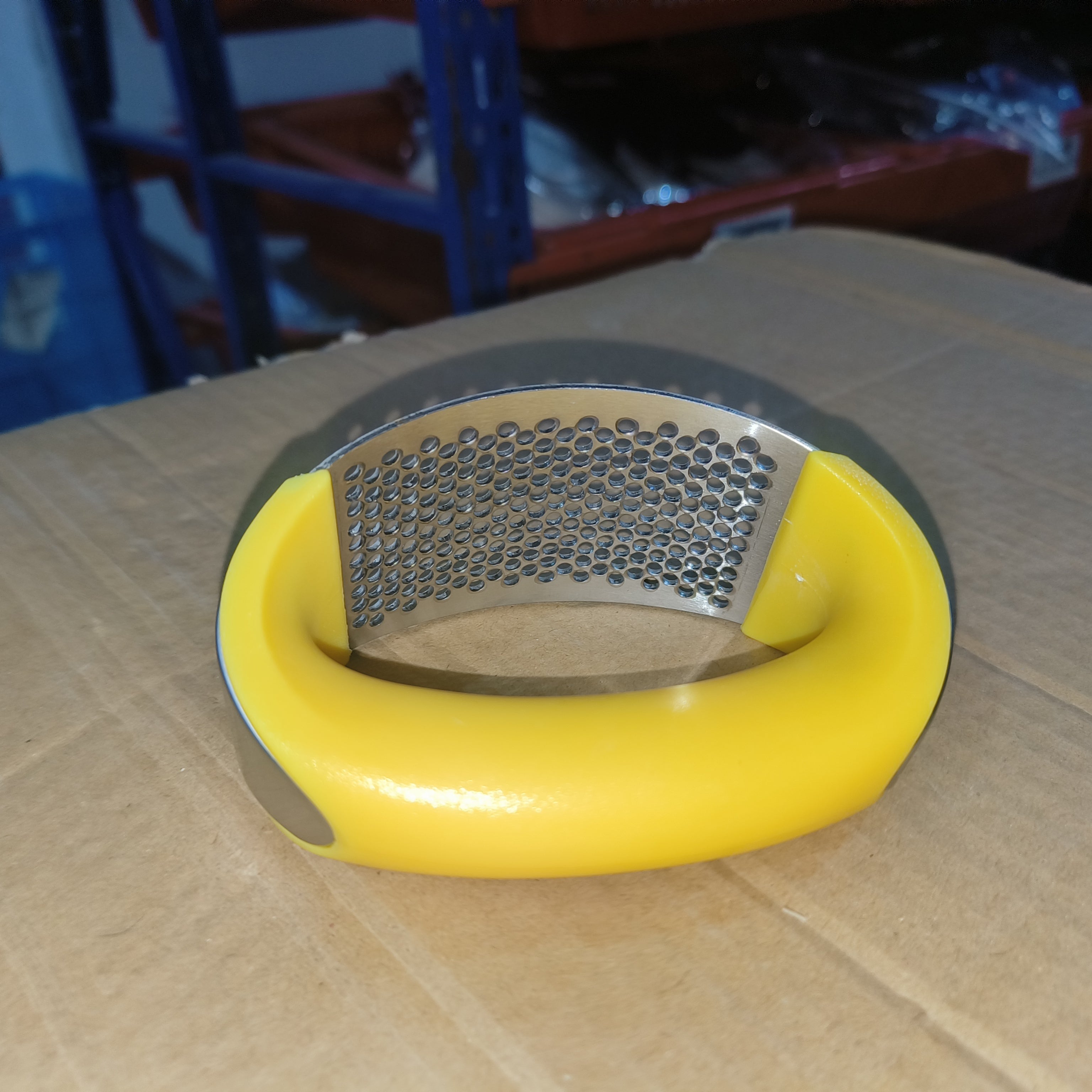 Prensador de ajo de acero inoxidable — Herramienta manual ergonómica