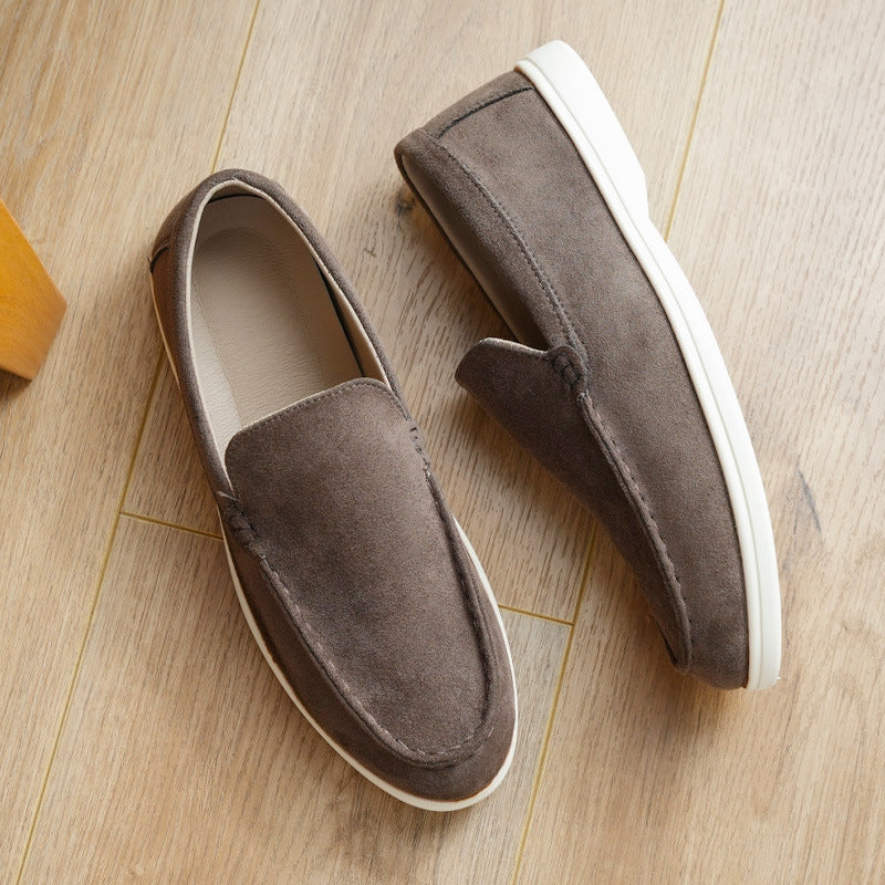 Mocasines slip-on de gamuza para hombre — Diseño cómodo con punta redonda y suela plana