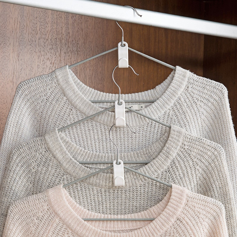 Ganchos de polipropileno para conectar perchas y organizar la ropa en formato vertical ahorrando espacio.