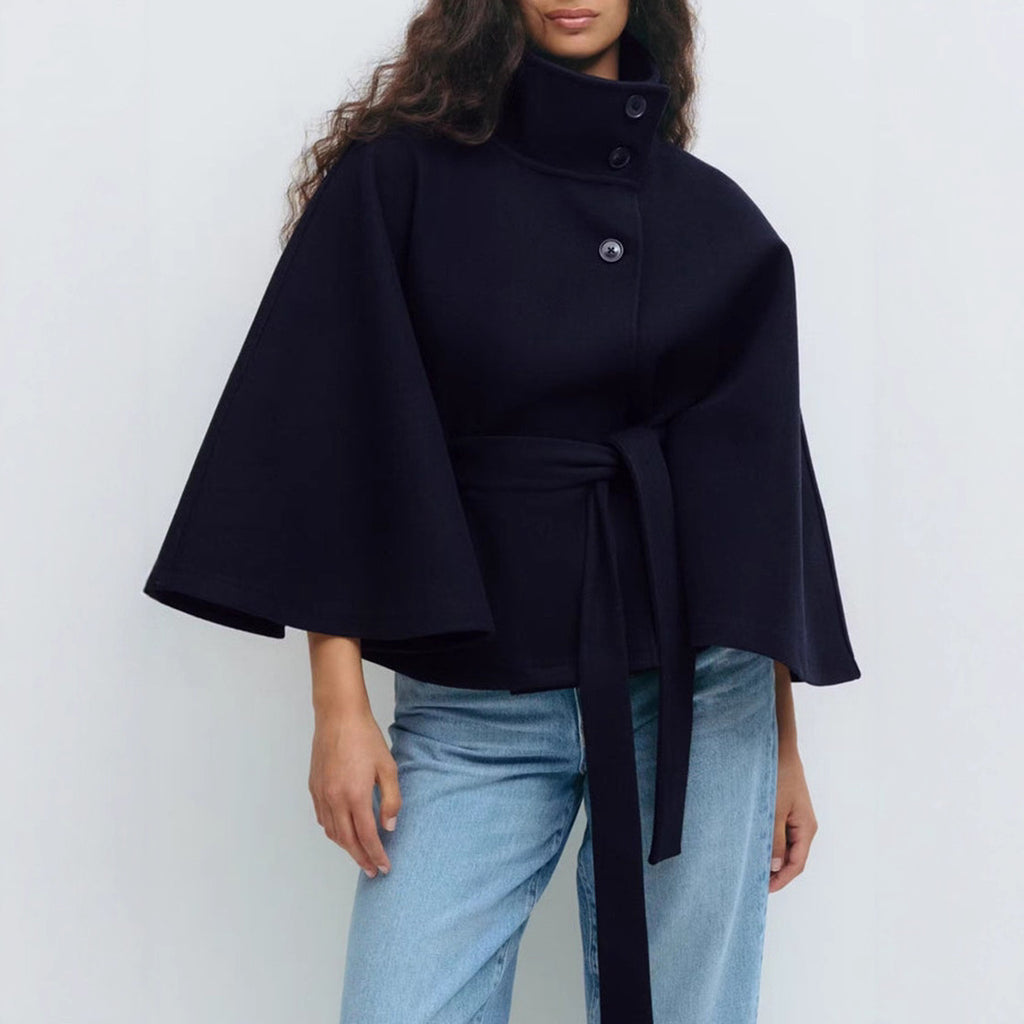 Abrigo de invierno con cuello alto y mangas murciélago – con cinturón y botones decorativos