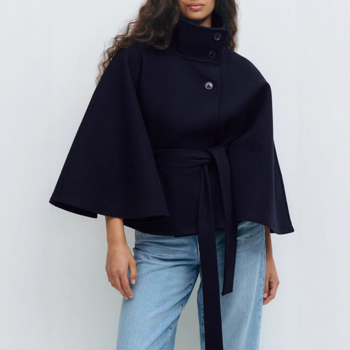 Abrigo de invierno con cuello alto y mangas murciélago – con cinturón y botones decorativos