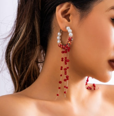 Collar gótico de perlas sintéticas hecho a mano con cuentas acrílicas y diseño geométrico en color blanco K.