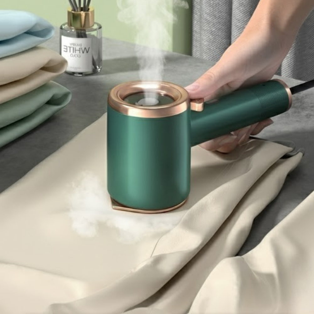 Mini plancha de vapor portátil con panel de titanio y depósito visible de 50 ml para uso en viajes.