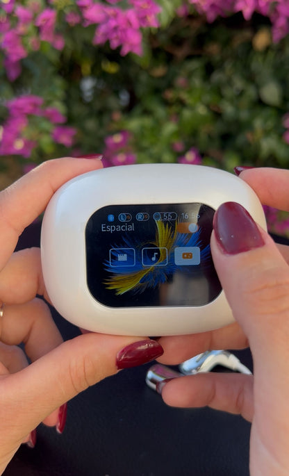 Auriculares deportivos inalámbricos con pantalla táctil a color, diseño ergonómico de gancho, sonido HIFI 360 grados, transmisión direccional y estuche de carga con pantalla LED.