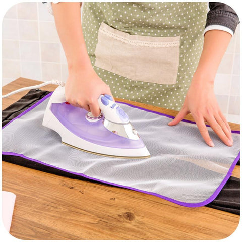 Malla protectora resistente al calor para planchar prendas delicadas sin quemaduras ni marcas.