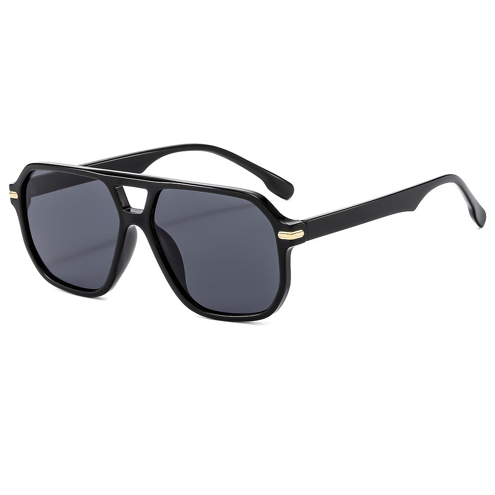 Gafas de sol estilo aviador con doble puente, montura ligera metálica y lentes oscuras diseñadas para protección solar en uso diario y actividades al aire libre.
