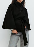 Abrigo de invierno con cuello alto y mangas murciélago – con cinturón y botones decorativos