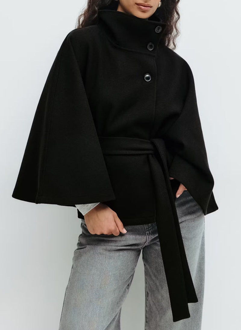 Abrigo de invierno con cuello alto y mangas murciélago – con cinturón y botones decorativos