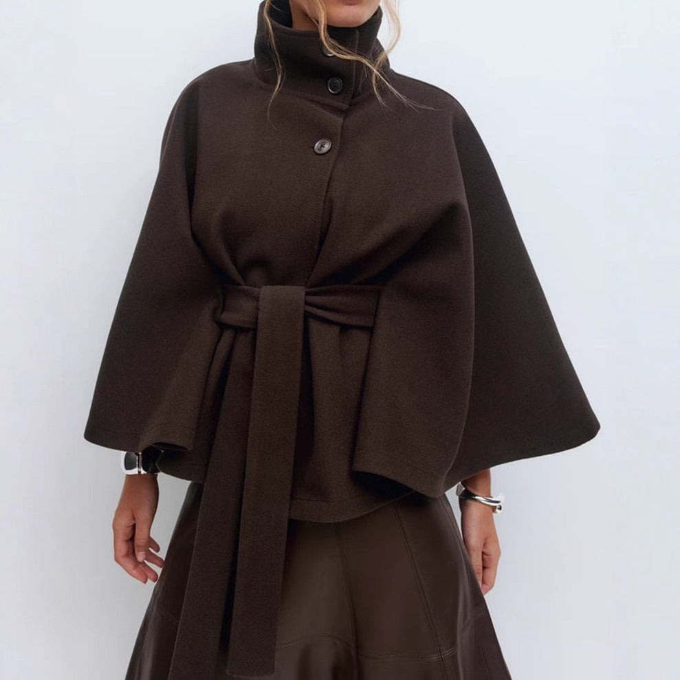 Abrigo de invierno con cuello alto y mangas murciélago – con cinturón y botones decorativos