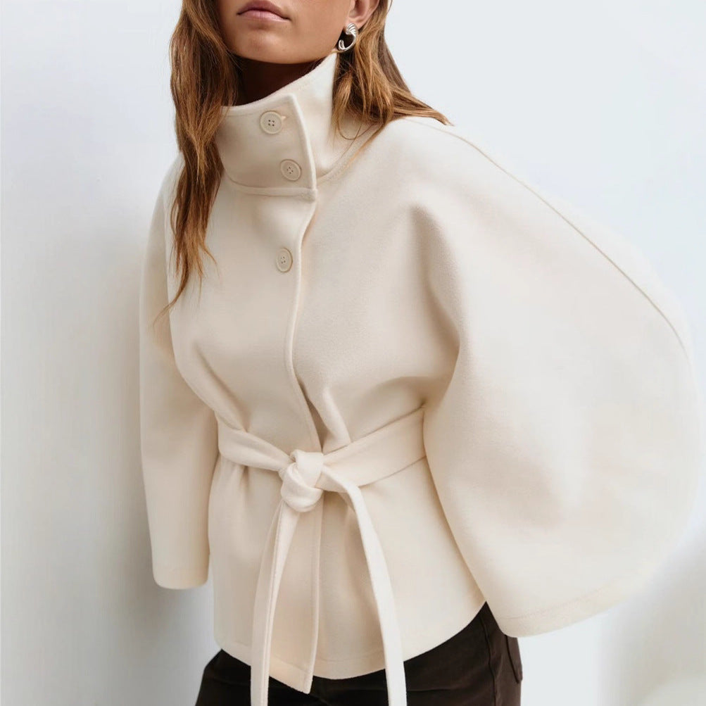 Abrigo de invierno con cuello alto y mangas murciélago – con cinturón y botones decorativos