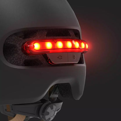 Casco inteligente con luz LED trasera – Seguridad urbana con batería recargable