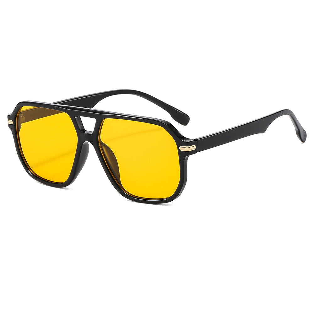 Gafas de sol estilo aviador con doble puente, montura ligera metálica y lentes oscuras diseñadas para protección solar en uso diario y actividades al aire libre.