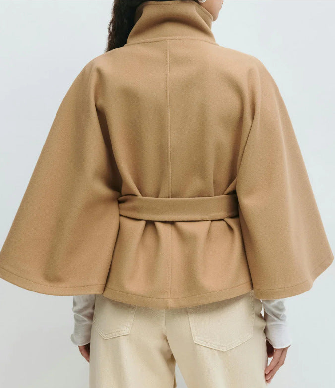 Abrigo de invierno con cuello alto y mangas murciélago – con cinturón y botones decorativos