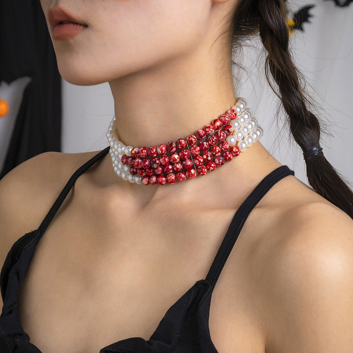 Collar gótico de perlas sintéticas hecho a mano con cuentas acrílicas y diseño geométrico en color blanco K.