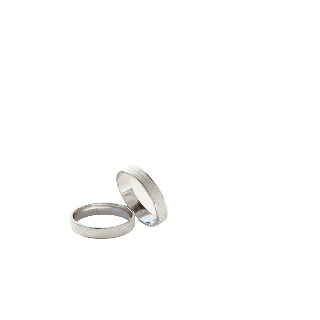 Anillos de pareja unisex en plata 925 con acabado mate esmerilado y pulido triple espejo, diseño minimalista con capa de platino y presentación en estuche de joyería.