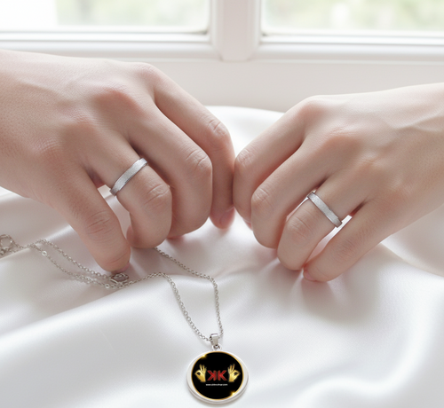 Anillos de pareja unisex en plata 925 con acabado mate esmerilado y pulido triple espejo, diseño minimalista con capa de platino y presentación en estuche de joyería.