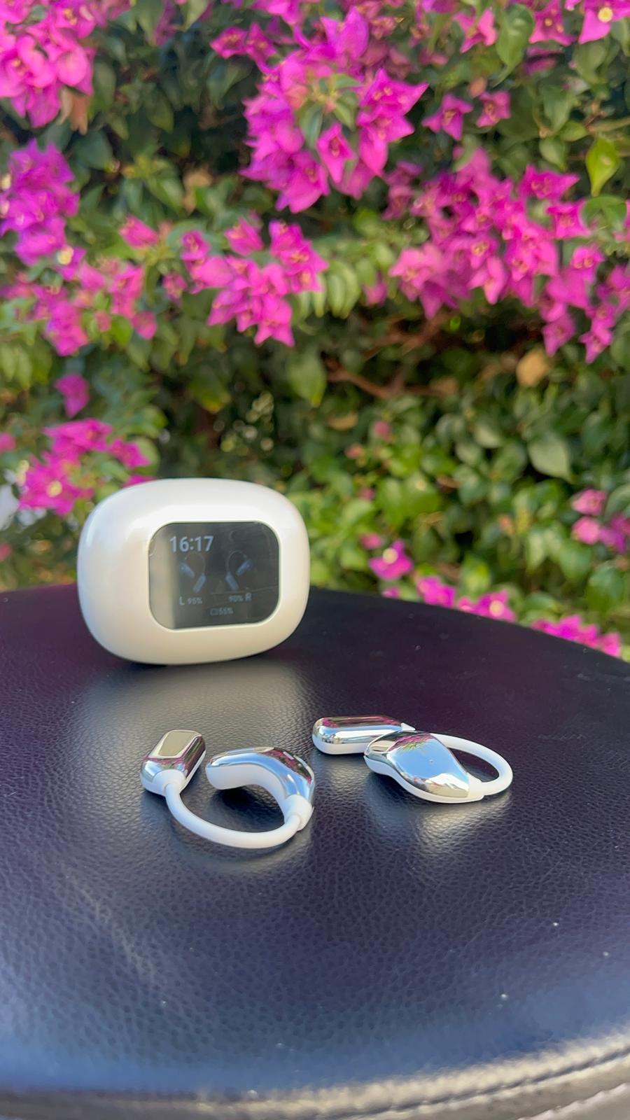 Auriculares deportivos inalámbricos con pantalla táctil a color, diseño ergonómico de gancho, sonido HIFI 360 grados, transmisión direccional y estuche de carga con pantalla LED.